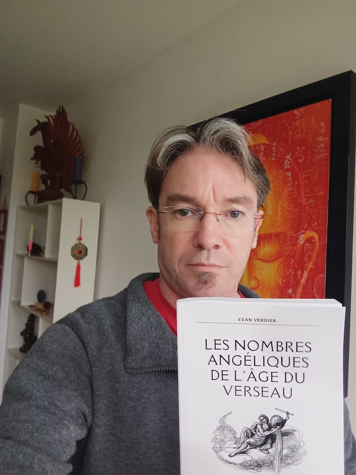 Lecteur avec le livre